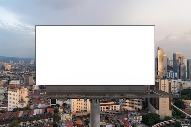 Panneau d'affichage blanc vierge avec fond de paysage urbain de Kuala Lumpur au coucher du soleil Affiche publicitaire de rue maquette rendu 3D Vue de face