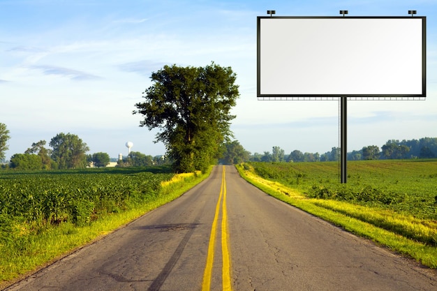 un panneau d'affichage sur le côté d'une route qui dit billboards sur elle