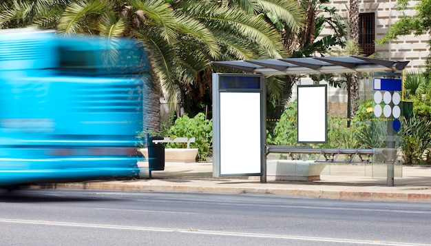 Photo panneau d'affichage dans le centre-ville avec bus en mouvement