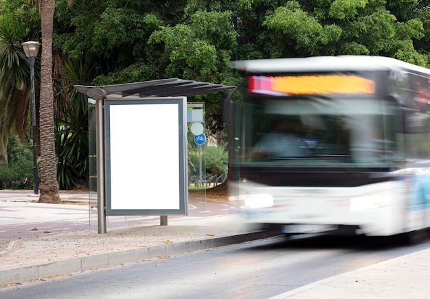 Photo panneau d'affichage dans le centre-ville avec bus en mouvement