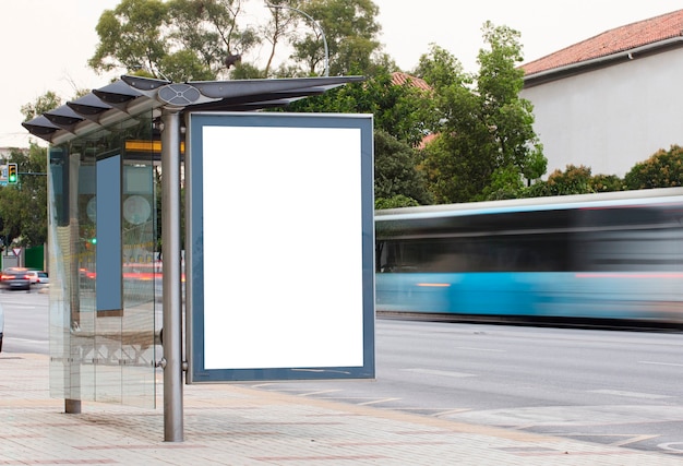 Panneau d'affichage dans le centre-ville avec bus en mouvement