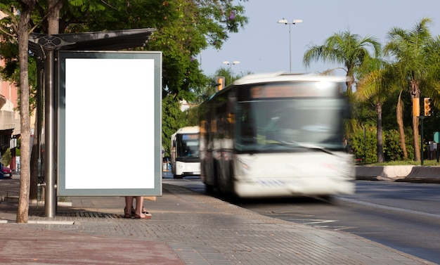 Photo panneau d'affichage dans le centre-ville avec bus en mouvement