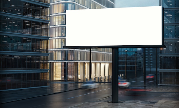 Panneau d'affichage dans la nuit de la ville