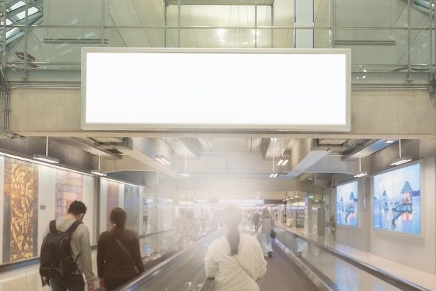 Un panneau d'affichage sur un escalator est affiché dans une station de métro.