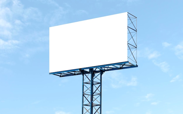 Panneau d'affichage extérieur sur fond de ciel bleu avec fond blanc