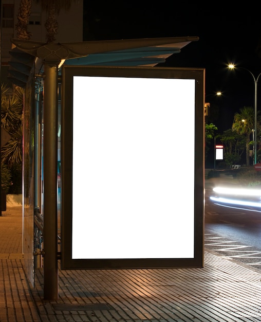 Panneau d'affichage avec lumière au centre de la ville la nuit