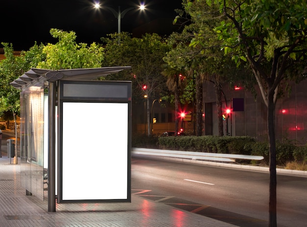 Panneau d'affichage avec lumière au centre de la ville la nuit