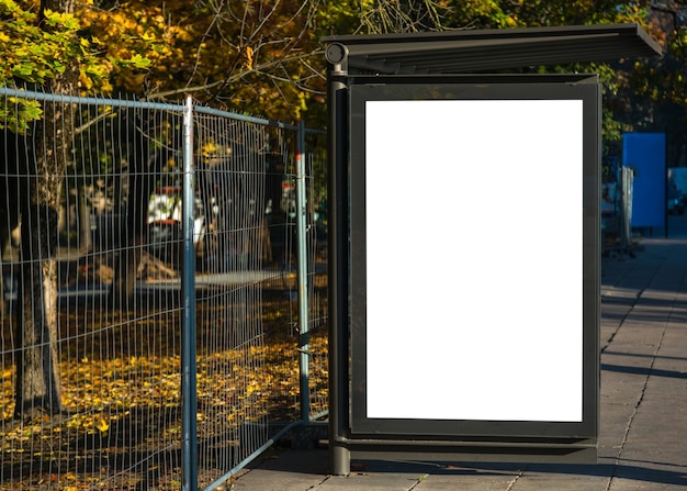 Panneau D'affichage Publicitaire D'arrêt De Bus Vide Dans L'environnement De La Ville Urbaine.