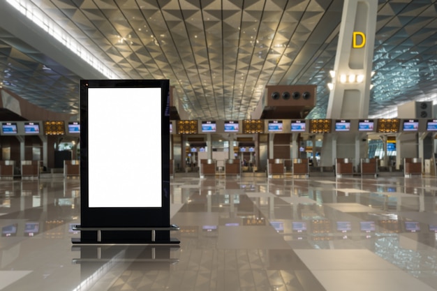 panneau d'affichage publicitaire vide à l'aéroport