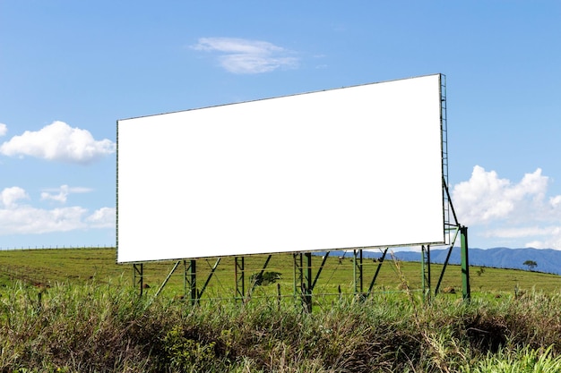 Panneau d'affichage sur la route. herbe verte et ciel bleu composant le paysage