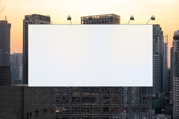 Panneau d'affichage routier blanc vierge avec fond de paysage urbain de Bangkok au coucher du soleil Affiche publicitaire de rue maquette rendu 3D Vue de face Le concept de communication marketing pour promouvoir ou vendre une idée