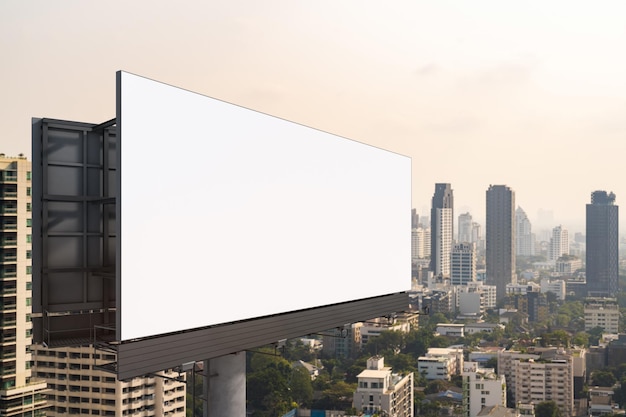 Panneau d'affichage routier blanc vierge avec fond de paysage urbain de Bangkok à l'heure du jour Affiche publicitaire de rue maquette rendu 3D Vue latérale Le concept de communication marketing pour promouvoir ou vendre une idée