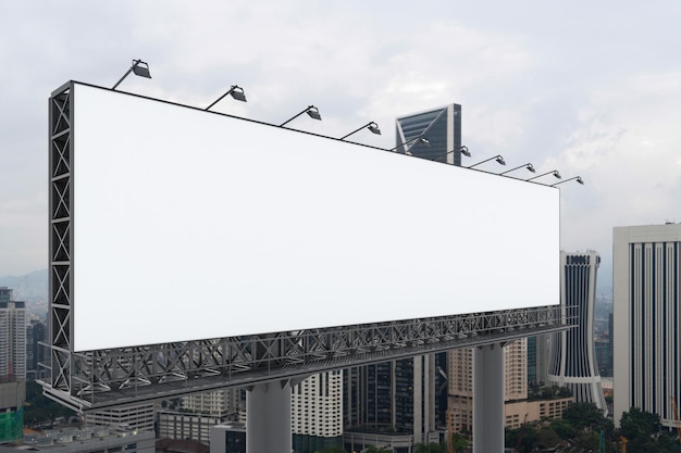 Panneau d'affichage routier blanc vierge avec fond de paysage urbain KL à l'heure du jour Affiche publicitaire de rue maquette rendu 3D Vue latérale Le concept de communication marketing pour promouvoir ou vendre une idée