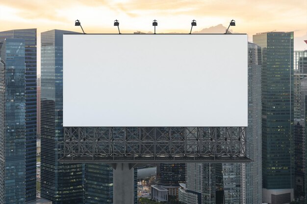 Panneau d'affichage routier blanc vierge avec fond de paysage urbain de Singapour au coucher du soleil Affiche publicitaire de rue maquette rendu 3D Vue de face Le concept de communication marketing pour vendre une idée