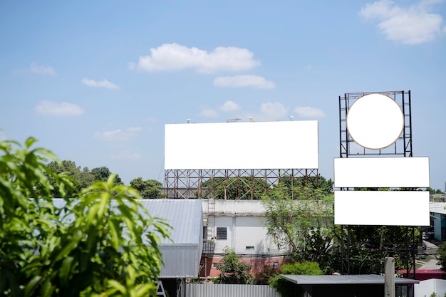 Panneau d'affichage routier blanc vierge avec fond de paysage urbain de Singapour à l'heure de la journée