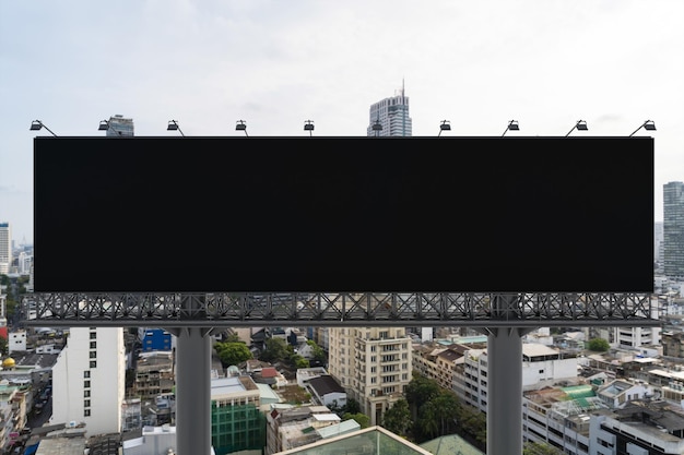 Panneau d'affichage routier noir vierge avec fond de paysage urbain de Bangkok à l'heure du jour Affiche publicitaire de rue maquette rendu 3D Vue de face Le concept de communication marketing pour promouvoir ou vendre une idée