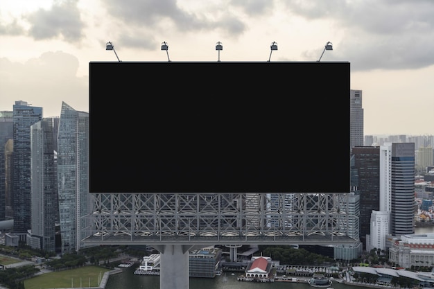 Panneau d'affichage routier noir vierge avec fond de paysage urbain de Singapour au coucher du soleil Affiche publicitaire de rue maquette rendu 3D Vue de face Le concept de communication marketing pour vendre l'idée
