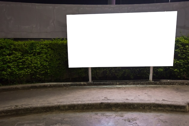 Panneau d&#39;affichage vide blanc prêt pour la nouvelle publicité, lightbox monté sur le mur
