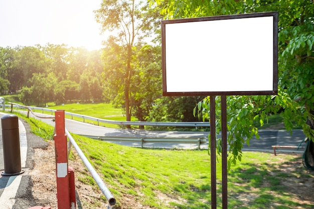 Panneau d&#39;affichage vide blanc prêt pour une nouvelle publicité sur le sentier de jogging dans le parc