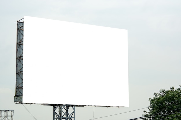 Panneau d'affichage vide et ciel bleu