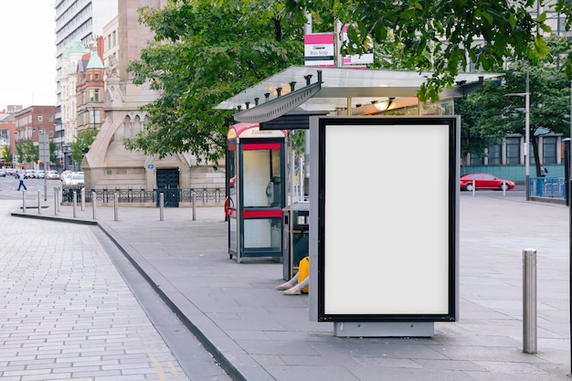 Panneau d'affichage vide dans un arrêt de bus