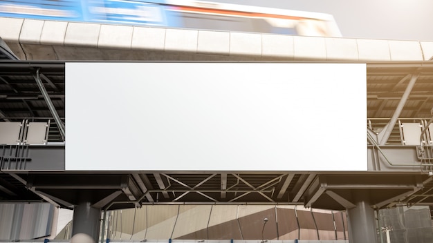 Panneau d'affichage vide dans la gare