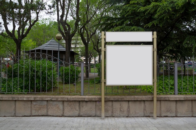 Panneau d'affichage vide dans un parc