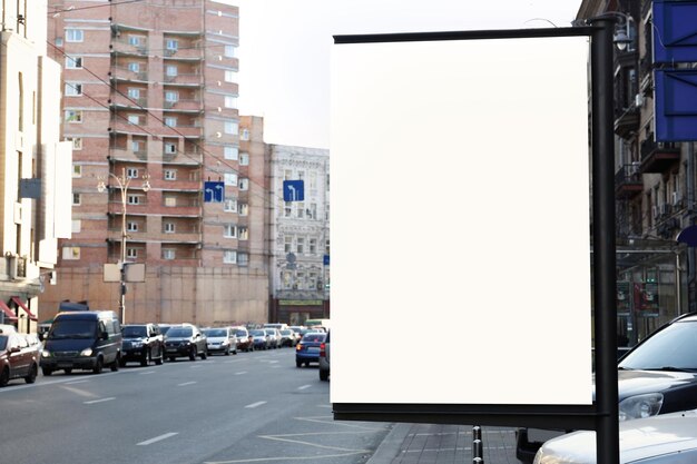 Photo un panneau d'affichage vide dans une rue de la ville