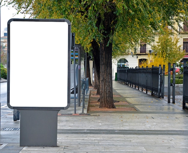 Panneau d'affichage vide dans la rue