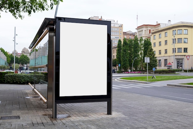 Panneau d'affichage vide dans la rue