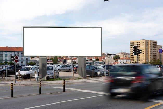 Panneau d'affichage vide dans la ville - maquette pour la publicité