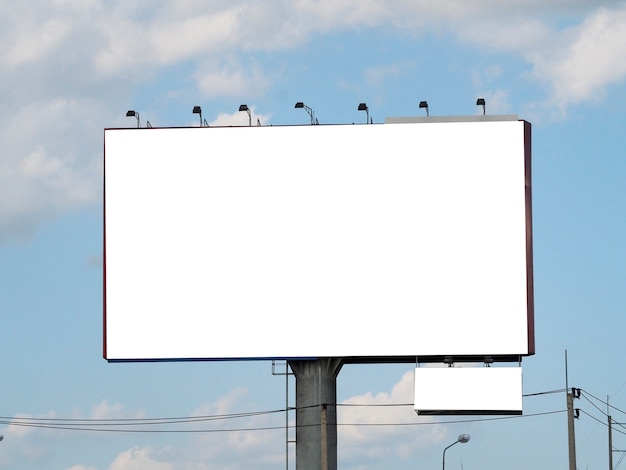 Photo panneau d'affichage vide sur fond de ciel bleu pour nouvelle publicité