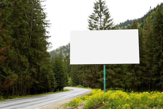 Panneau D'affichage Vide Ou Grand Tableau Sur Le Côté De La Route Avec La Forêt Verte Et Les Collines. Publicité Vierge, Maquette