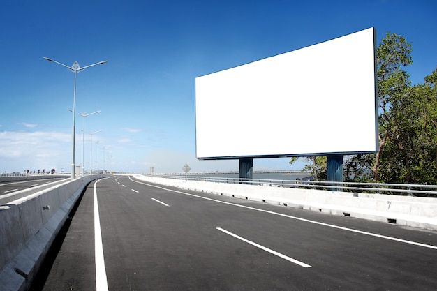 panneau d&#39;affichage vide ou panneau de signalisation