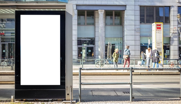 Photo panneau d'affichage vide pour la publicité publique à l'arrêt de bus espace pour le texte les gens et l'arrière-plan de la ville