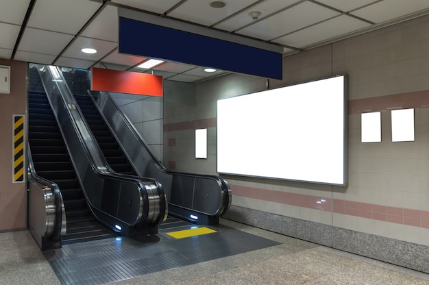 Panneau d&#39;affichage vide situé dans le hall souterrain ou le métro pour la publicité