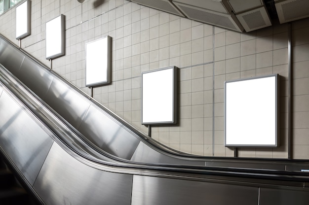 Panneau d&#39;affichage vide situé dans le hall souterrain ou le métro pour la publicité