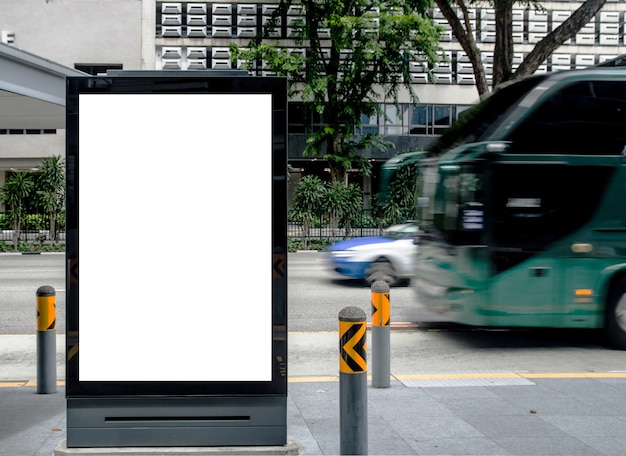 Photo panneau d'affichage vide vertical à l'arrêt de bus extérieur annoncent sur la rue maquette.