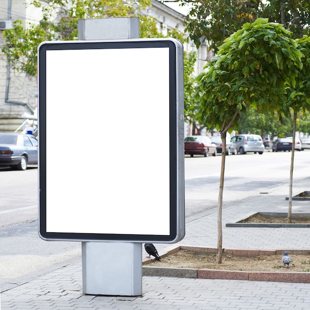 Photo panneau d'affichage vide vertical sur la rue de la ville