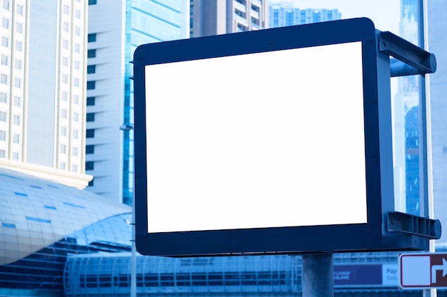 Photo panneau d'affichage vide vide sur la rue de la ville de dubaï, émirats arabes unis contre les gratte-ciel. bleu tonique