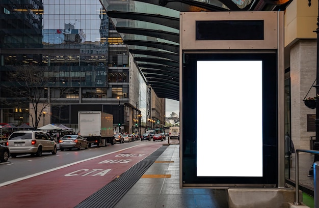 Panneau d'affichage vierge à l'arrêt de bus pour la publicité des bâtiments de la ville de Chicago et de l'arrière-plan de la rue