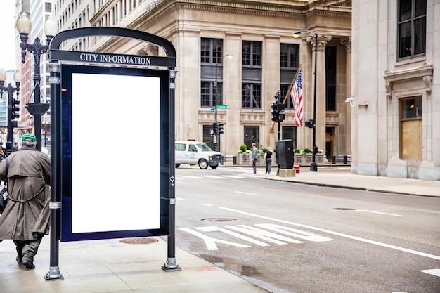 Photo panneau d'affichage vierge à l'arrêt de bus pour la publicité des bâtiments de la ville de chicago et de l'arrière-plan de la rue