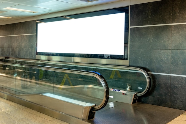 Panneau d'affichage vierge maquette cadre d'enseigne pour la publicité située à l'aéroport