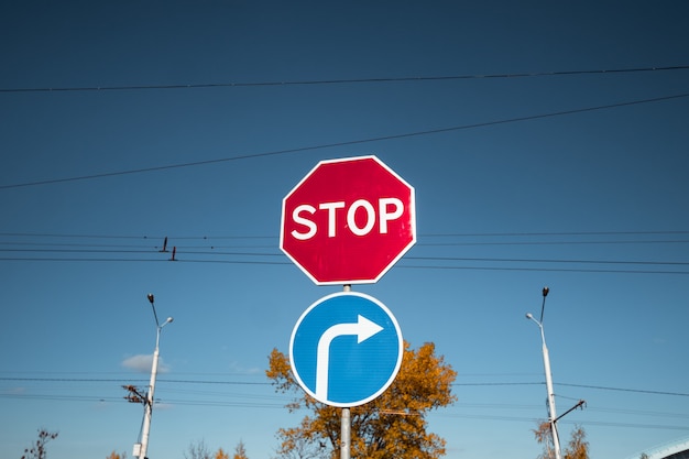 Panneau d'arrêt sur le ciel bleu