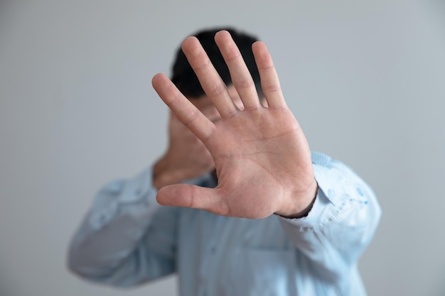 Panneau d'arrêt main homme triste