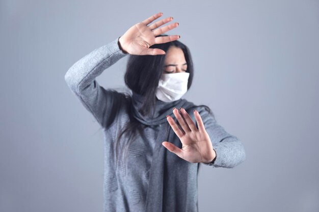 Panneau d'arrêt de main de masque de visage de femme malade