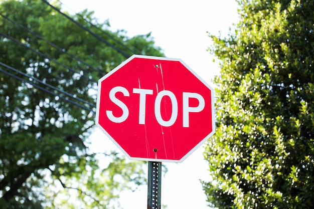 Le panneau d'arrêt rouge signifie attention contrôle de sécurité et l'impératif de faire une pause ou de s'arrêter afin de pr