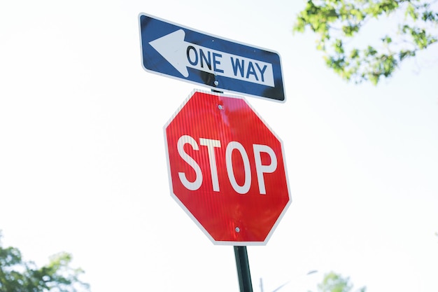Le panneau d'arrêt rouge signifie attention contrôle de sécurité et l'impératif de faire une pause ou de s'arrêter afin de pr