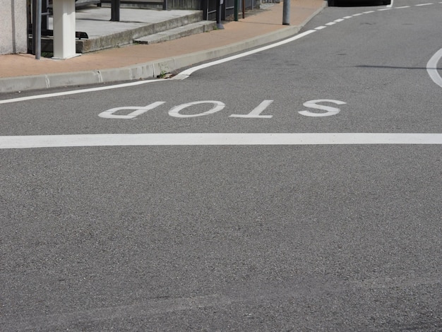 Panneau d'arrêt sur la route