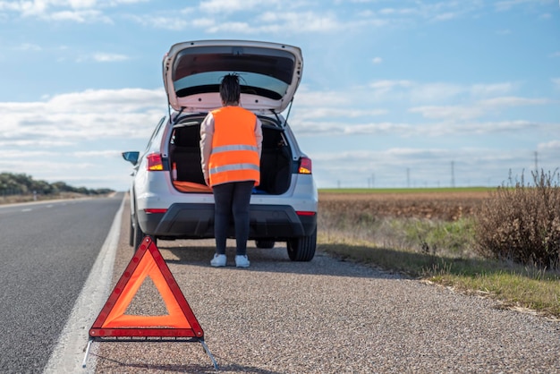 Panneau d'arrêt d'urgence rouge sur la route